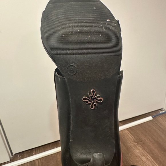 Vera Wang 4 inch Black Stiletto Heels Size 8 - Picture 4 of 5